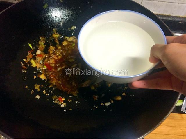 加入大半碗水，把泡菜煮出香味儿