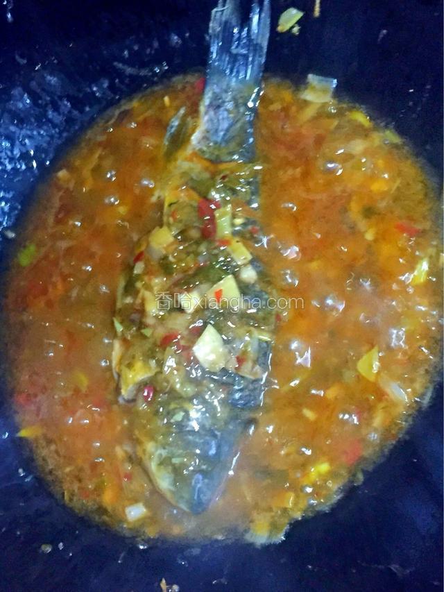 加入鱼煮到肉熟透，加入少许鸡精，两面都要煮，