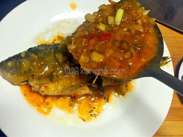 鱼捞起来，淋上佐料