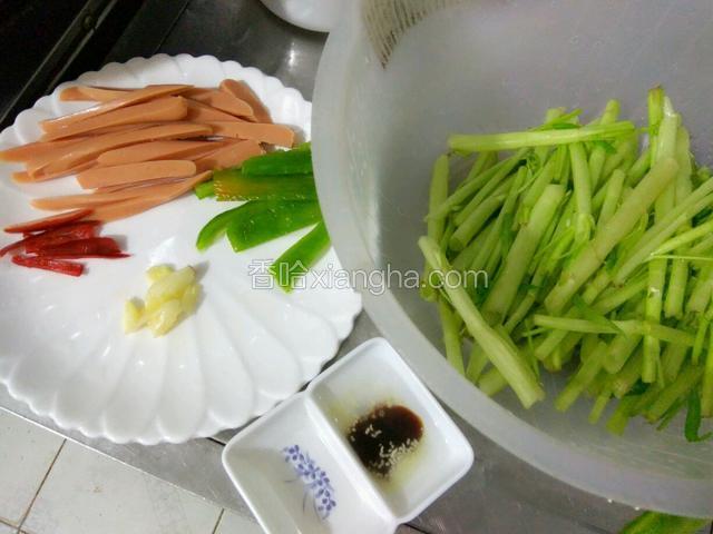 火腿肠一，青椒红辣椒切条，蒜拍一刀，
辅料鸡精，盐，蚝油
