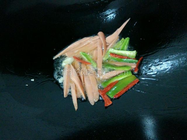 再把火腿肠下去炒出香味，