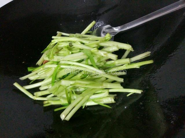 把空心菜杆下去快手的翻炒，