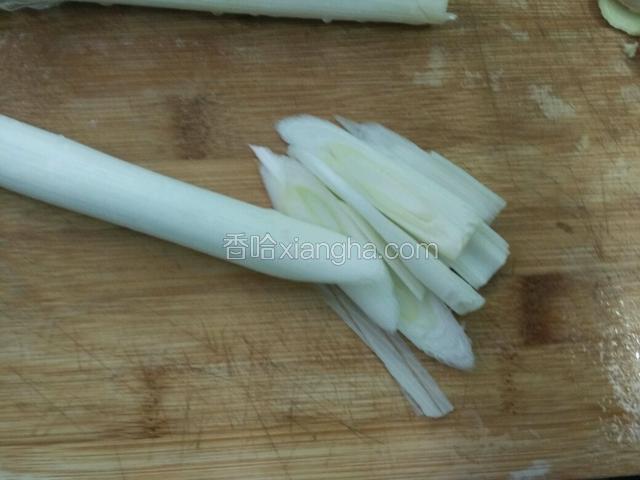 蒜，姜切片，大葱切成喜欢的大小；