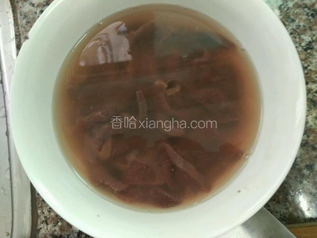猪肝切片清水泡几分钟去血水；