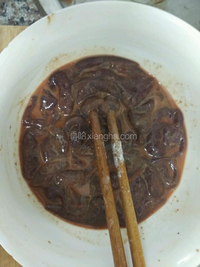 煮干水沥干放入料酒，生抽，淀粉拌匀腌5分钟（不能太稀）；