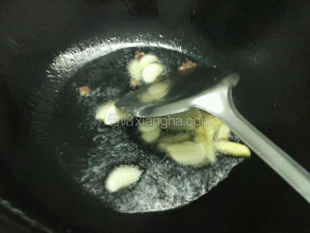 油锅烧热放入姜蒜花椒爆香；