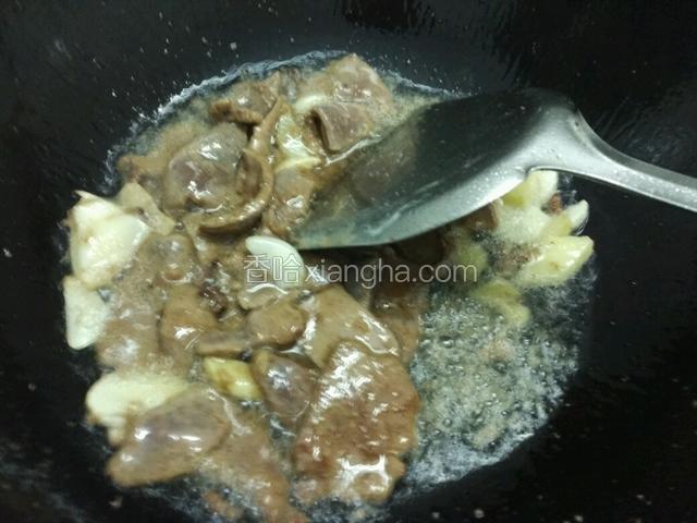 再倒入猪肝划散盛出备用，锅内留油（猪肝不用全熟，7分熟就捞出）；