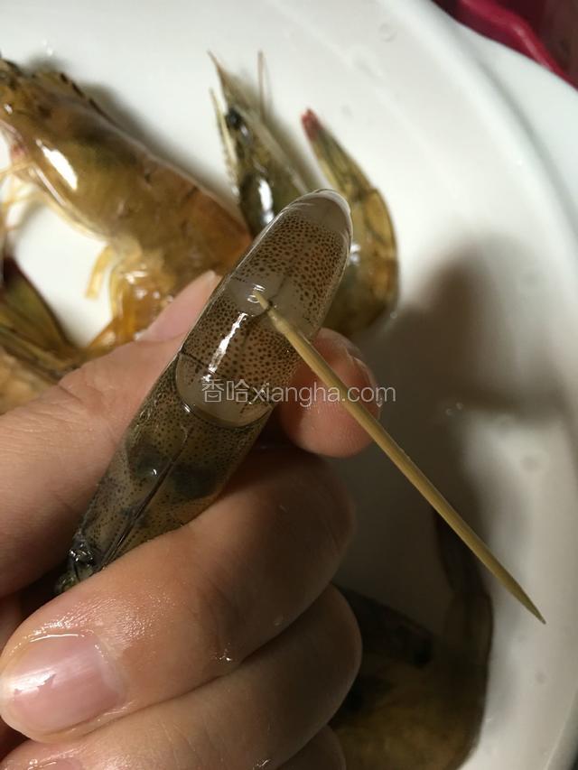 虾去虾须清洗干净再去内脏（用虾干更好吃哦，这边没有虾干了就用鲜的代替吧）