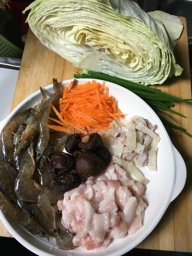 准备好材料，墨鱼干泡软，五花肉等，香菇泡水备用