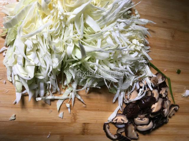 包菜香菇切细