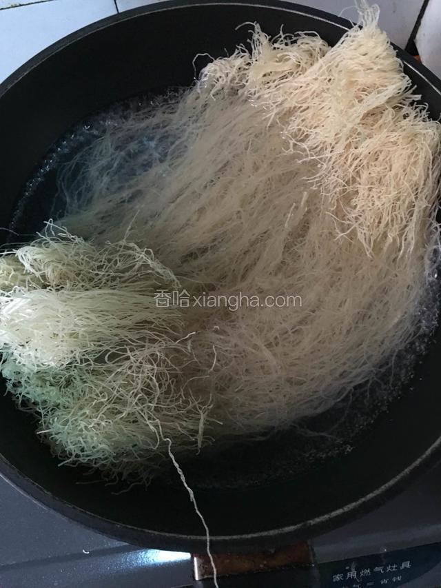 半锅水烧开下粉干烫一下