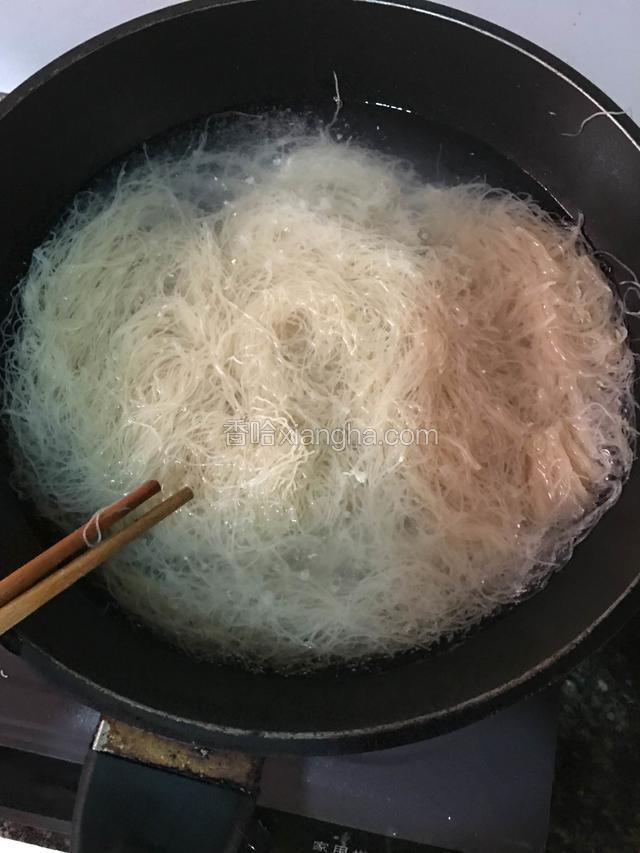 搅拌一下就可，不能等水烧开 不然就熟过了容易断