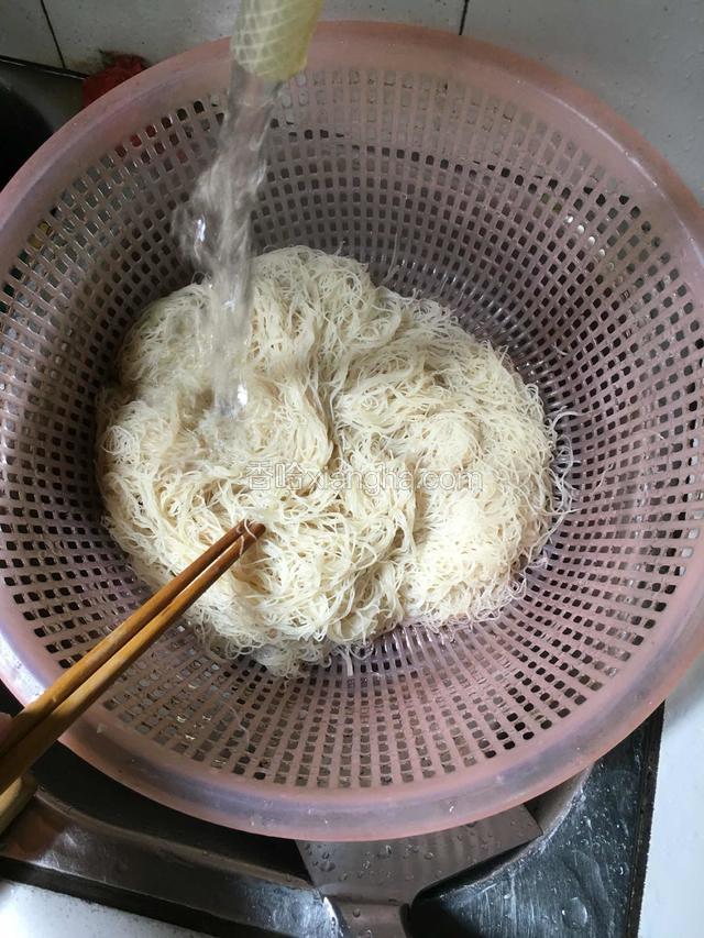 马上倒入篮中用冷水冲凉待用