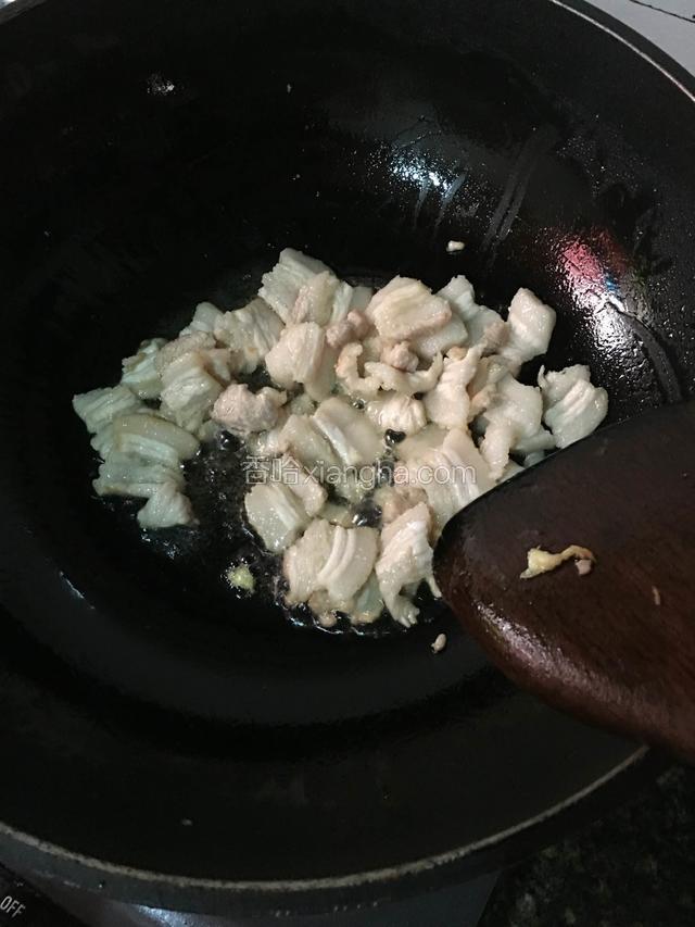 热锅下油再下五花肉