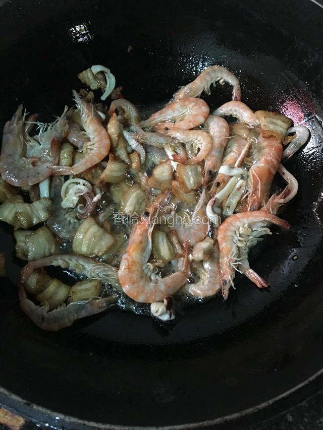 倒入虾和墨鱼翻炒