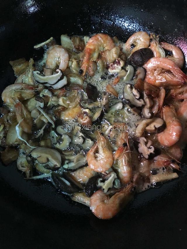 快熟时加入香菇翻炒