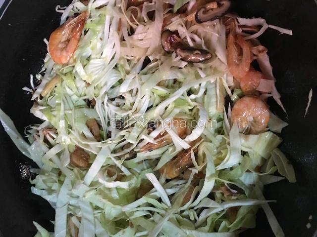 倒入胡萝卜包菜翻炒一下