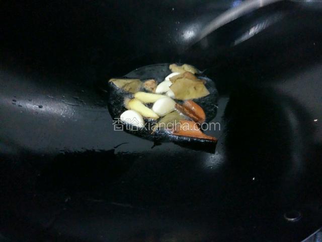 锅里下油把辅料炒一下香味，