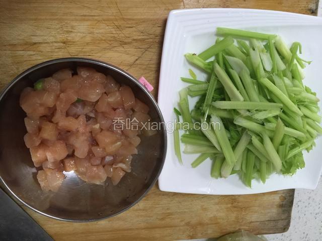 斜切成条.不要太长.鸡肉丁加盐腌制十分钟