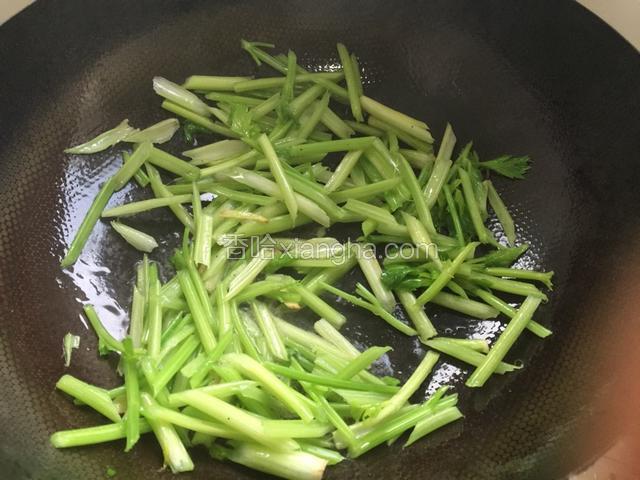 ➕芹菜翻炒.变色即可