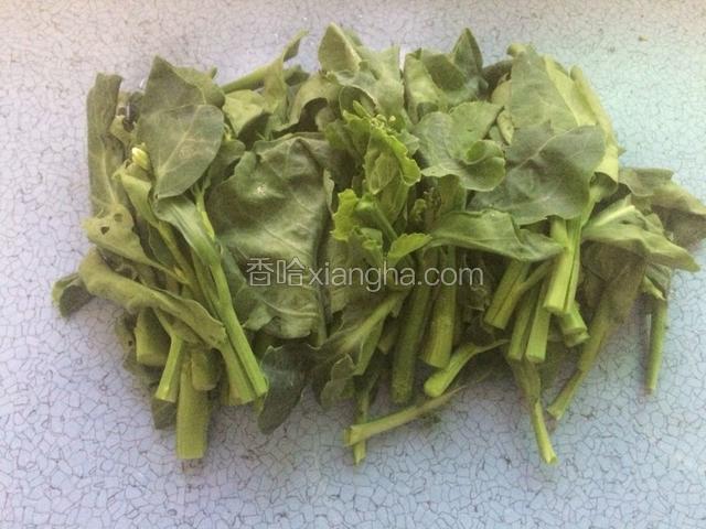 把芥蓝去除梗部较老的部分，较粗的梗在中间
用刀划开，但不用切段，一整根吃，比较脆甜。