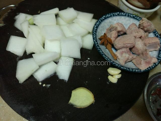 准备下食材，冬瓜切块，排骨用开水焯几下，去除血腥味，大蒜去皮，姜切块！