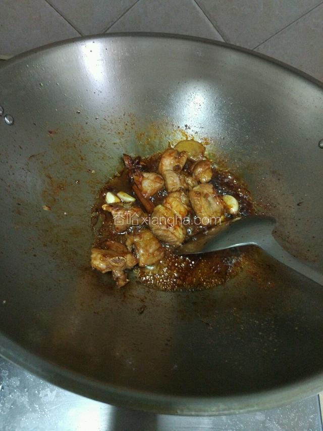 放适量的料酒和生抽，上色，调味！