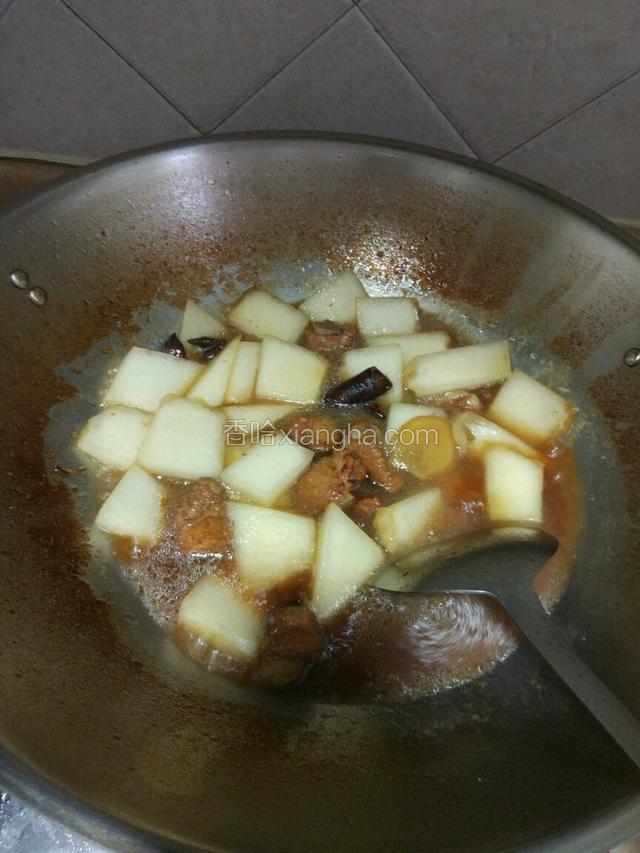放适量的盐，鸡精调味，大火收汁！