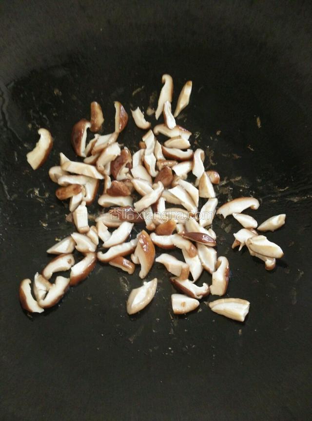锅中放入少许油烧热后，放入香菇煸炒出香味