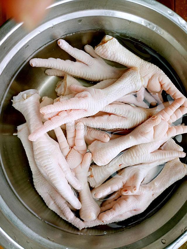 鸡爪切指甲清洗干净