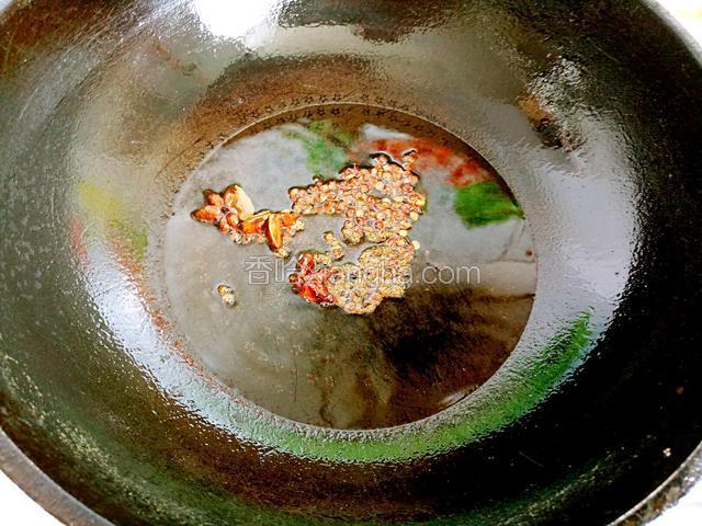 锅中烧油下花椒大料麻椒爆香