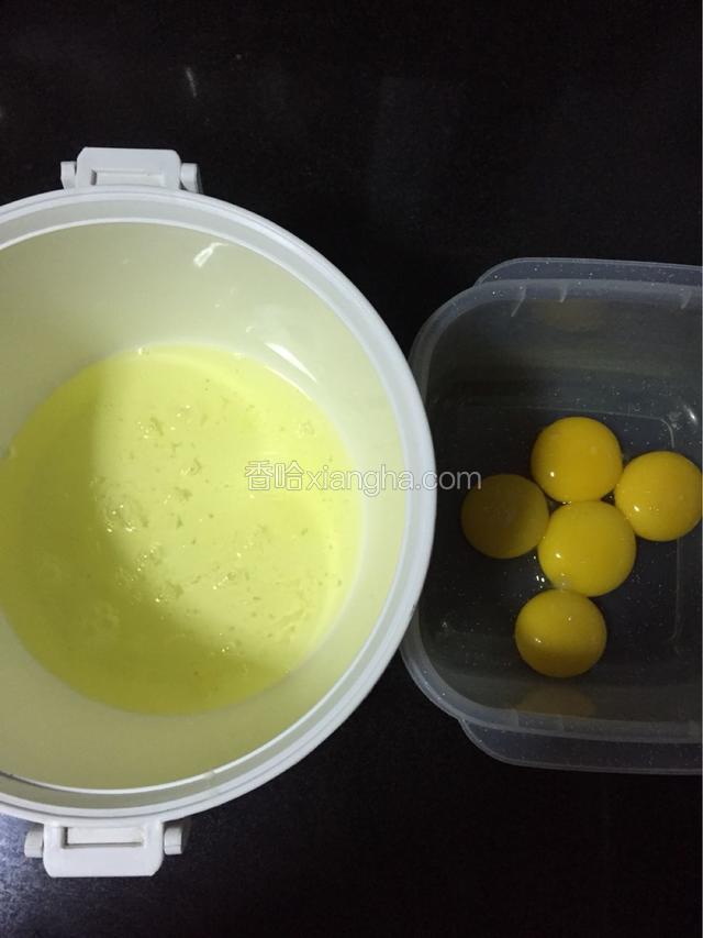 找两个无水无油的干净盆子，蛋黄与蛋清分离，注意不要让蛋黄混到蛋清盆里