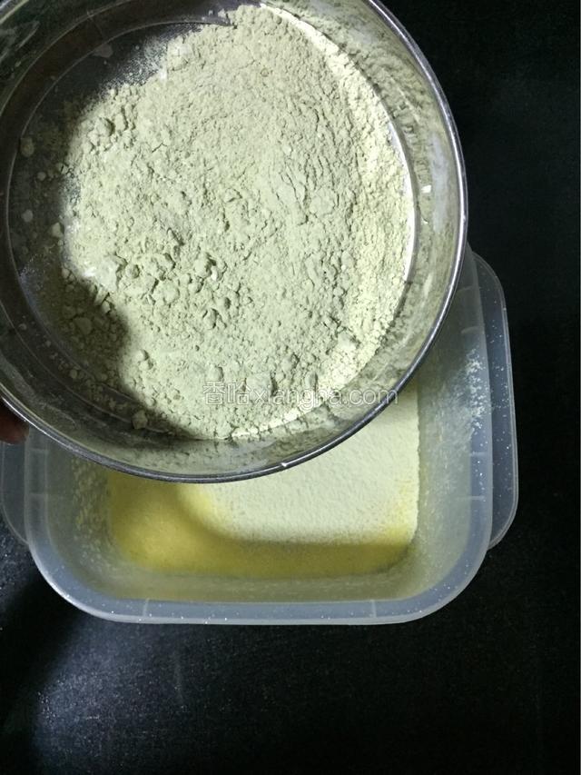 低筋粉和抹茶粉、泡打粉混合后过筛，加入泡打粉是为了让蛋糕更蓬松