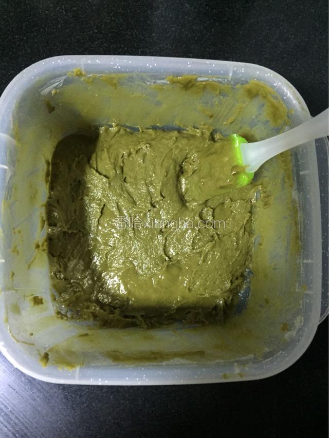 面粉过筛后加入蛋黄盆，用橡皮刮刀翻拌均匀，拌成没有面粉颗粒的均匀面糊