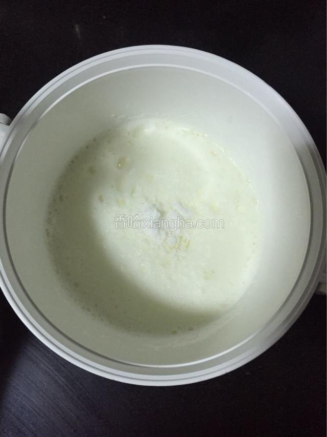 搅打到粗泡消失，再加入21g白糖，继续搅打，打蛋器速度调到中档