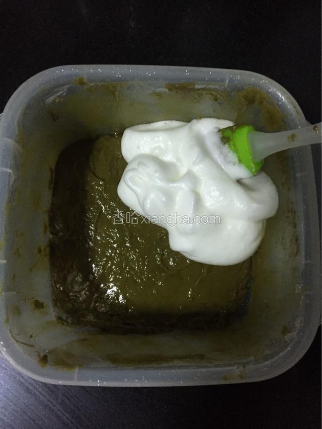 用橡皮刮刀取三分之一蛋白到蛋黄盆里，轻轻翻拌，就像炒菜一样，不要打圈圈搅拌，否则容易消泡。