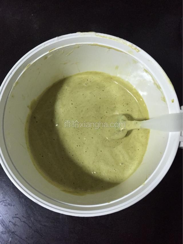 翻拌好的面糊有微微的光泽度，且没有蛋白，整体均匀