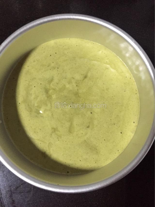 然后倒入蛋糕模具，把盆子里的面糊刮干净，轻震几下震出面糊中的大气泡