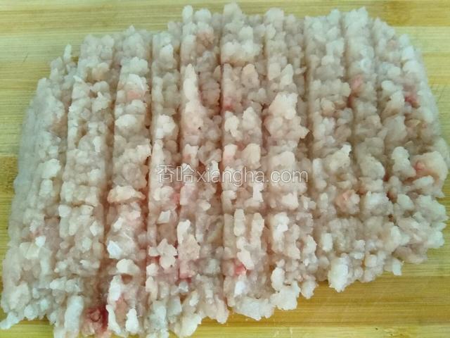 鱼肉剁碎。