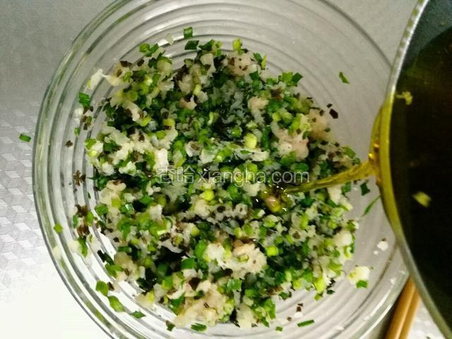 先将韭菜和鱼肉搅拌均匀，然后倒入食用油（我用的食用油是我炸开，晾凉后的，炸开的油没有生油的味道）。