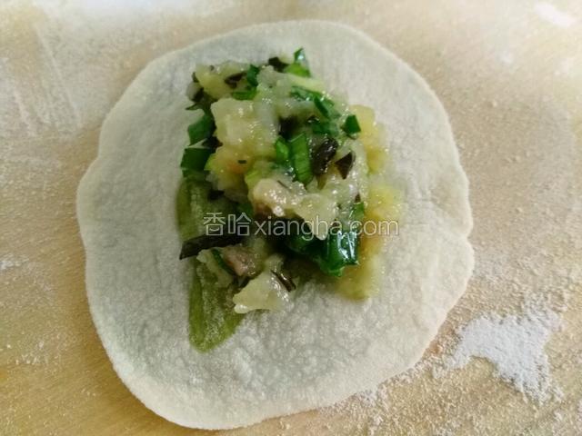 把馅放中间，捏好边缘。要捏紧哦！