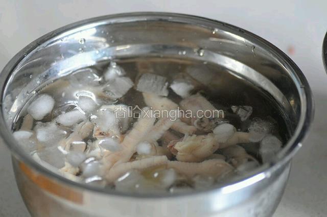 水开后煮8分钟，捞出过冷水，洗净油脂和杂质