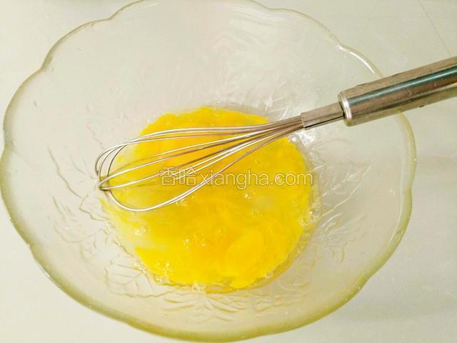 两个鸡蛋打入碗里。用打蛋器打散，打的和白糖融合。不用打发。