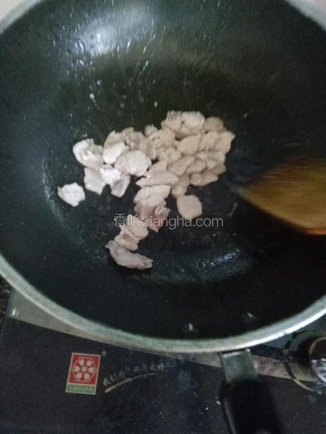 锅中放少许玉米油，下肉片煸炒。
