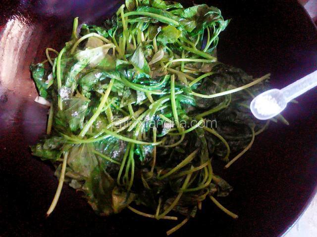 翻炒至发软后加入盐和胡椒粉