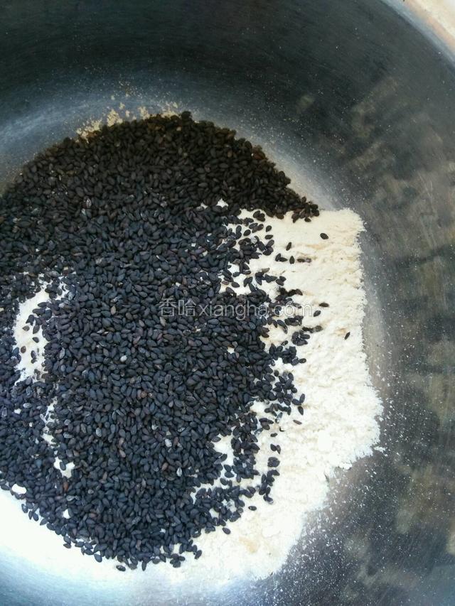面粉里加入黑芝麻