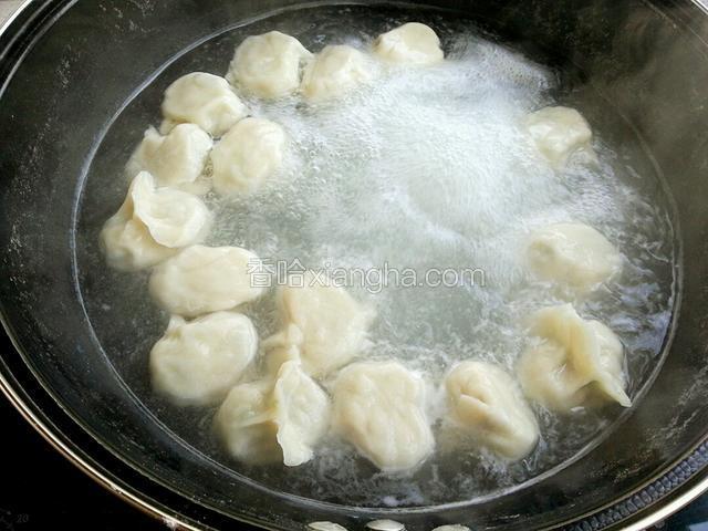 锅里水烧开，下饺子煮，盖盖煮馅（两分钟），开盖煮皮（两分钟）