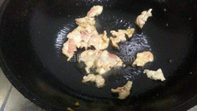 锅中放油，倒入肉煸炒