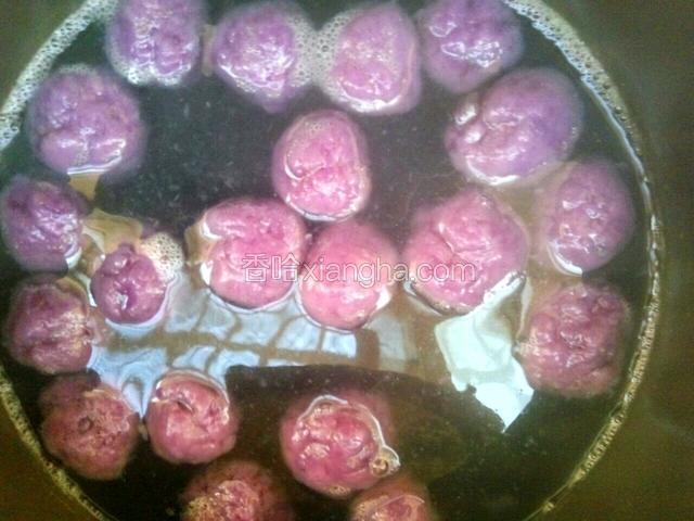 清水注入电饭锅，水开放入圆子，直到圆子都浮起来，圆子熟了