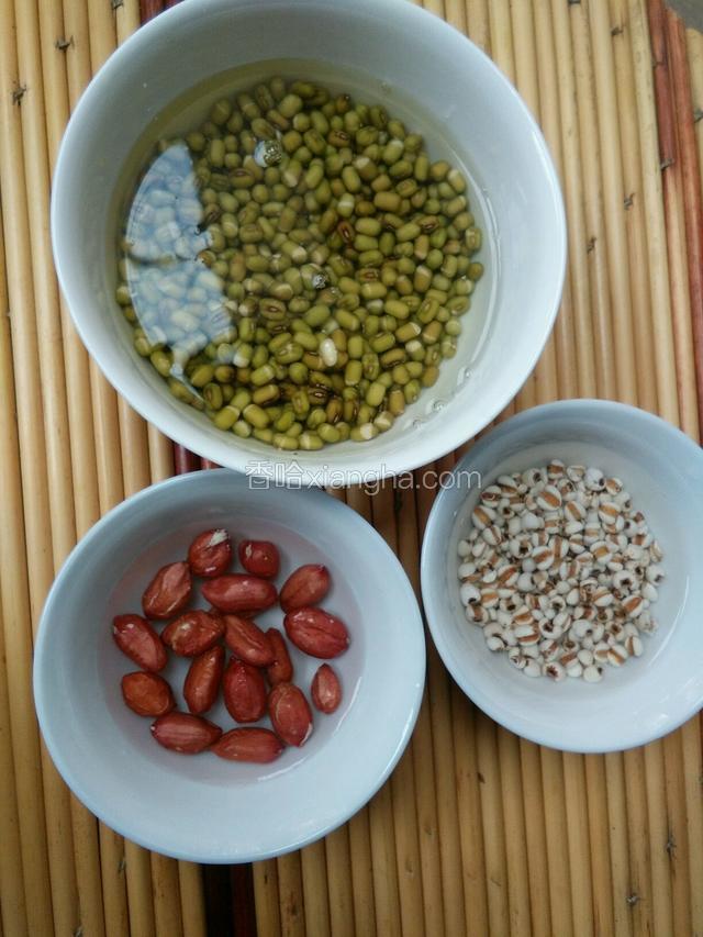 把红豆和薏米花生淘洗干净，分别用清水浸泡，十个小时左右。